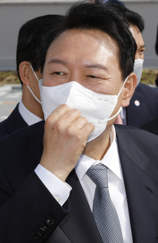 윤석열 대통령 당선인이 28일 충남 홍성군 자동차부품인증센터에서 양승조 충남도지사 등 관계자들로부터 내포신도시 관련 브리핑을 받고 있다. <인수위사진기자단>